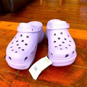 NWT “Bae” Platform Crocs in Lavender W9/M7